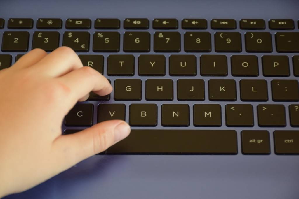Keyboard with highlighted keys for accessible website navigation